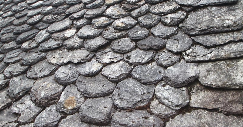 Comment installer des panneaux solaires sur toiture ancienne sans tout casser